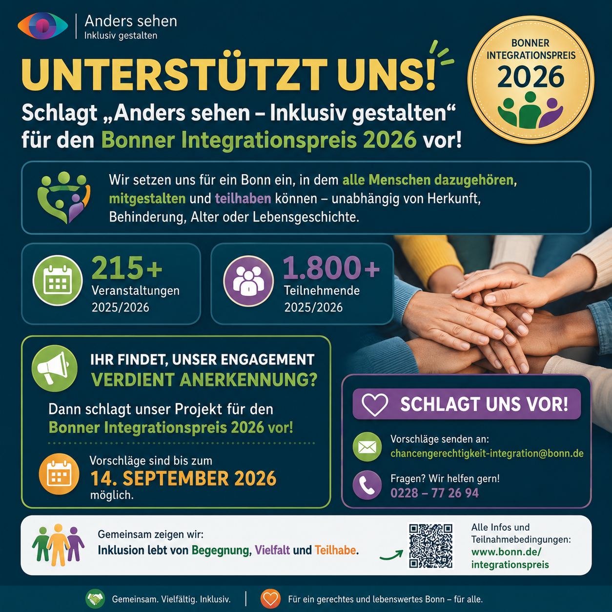 Ein Mann hält einen Vortrag vor einem kleinen Publikum in einem Seminarraum. Die Teilnehmenden sitzen auf Holzstühlen und schauen auf eine Leinwand, auf der das Bild einer älteren Person mit futurischer VR-Brille zu sehen ist. Die Szene vermittelt das Thema Digitalisierung oder virtuelle Realität im Bildungs- oder Informationskontext.